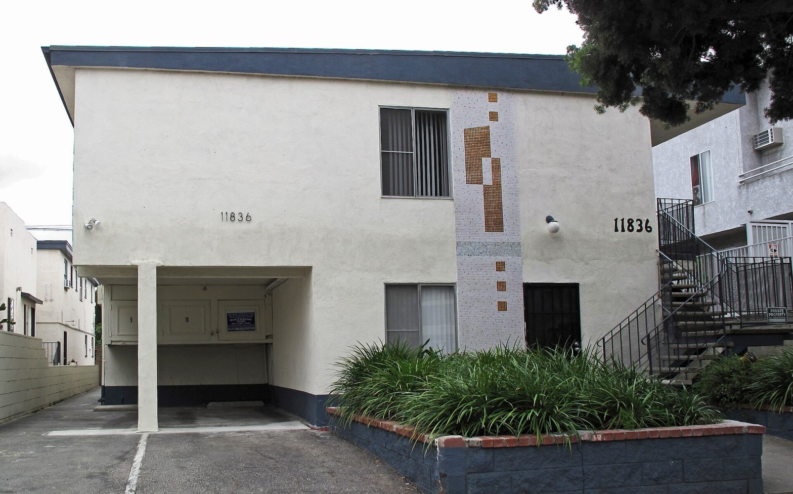 Dingbat building at 11836 Venice Blvd, Los Angeles